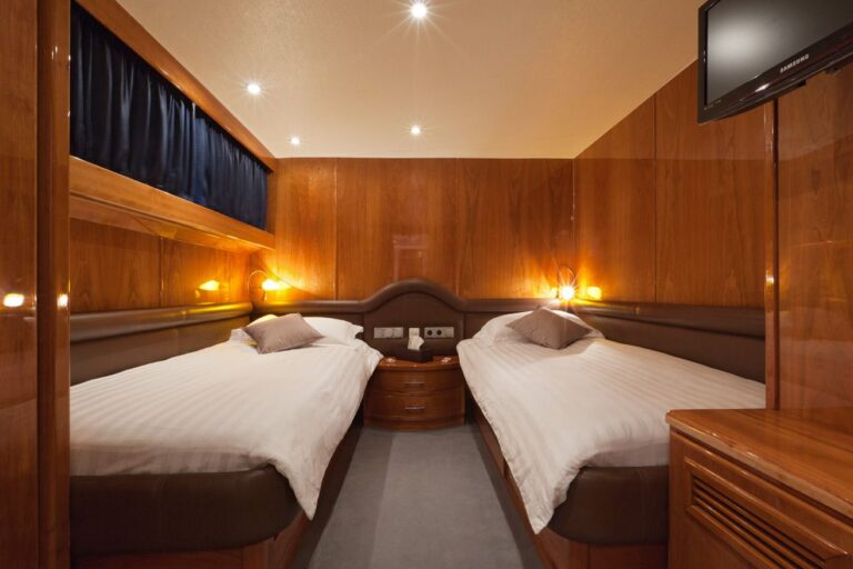 Classic yacht DUNE -  Twin Cabin