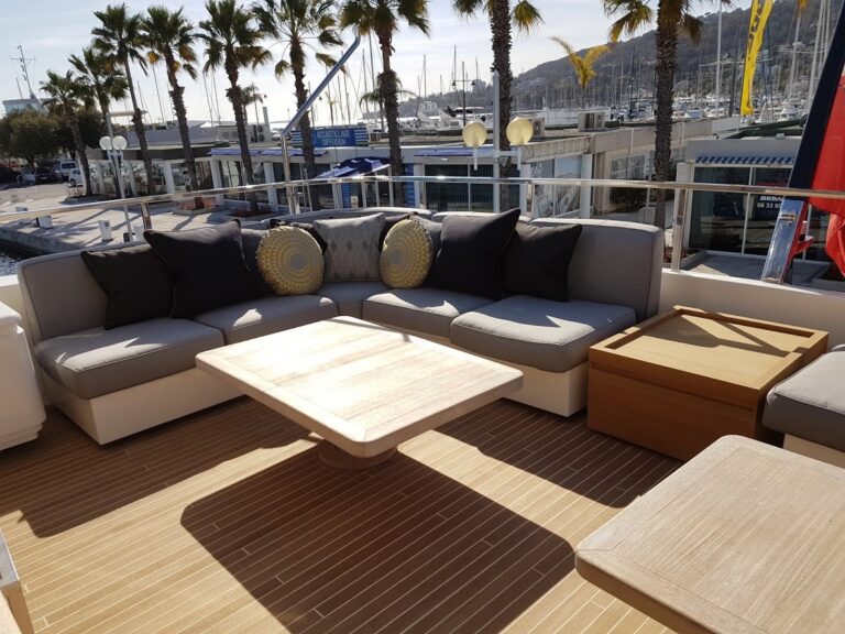 Cocktail Area Upper Deck
