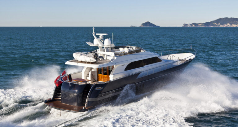 Continental II 23.00 Flybridge Yacht - aft view