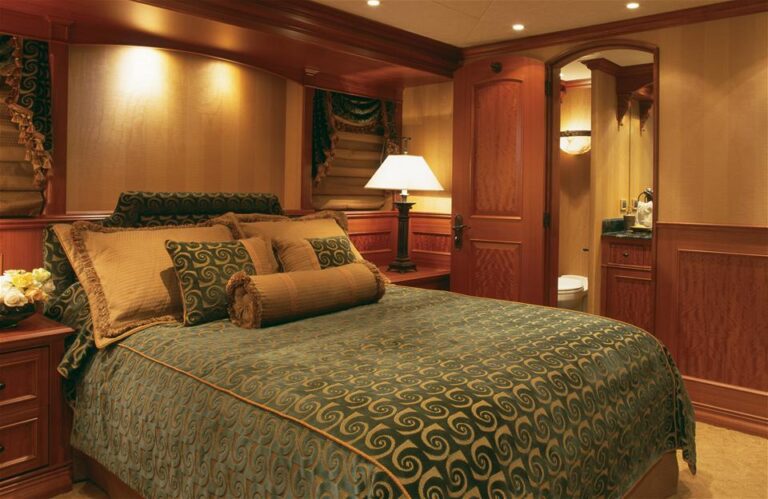 Cynthia yacht (ex Tenacity) - Guest Suite