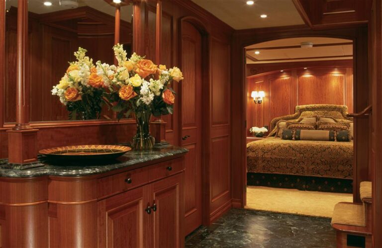 Cynthia yacht (ex Tenacity) - foyer