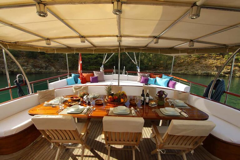 Aft deck dining