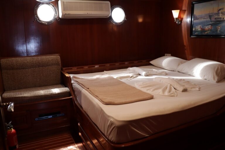 Double guest cabin