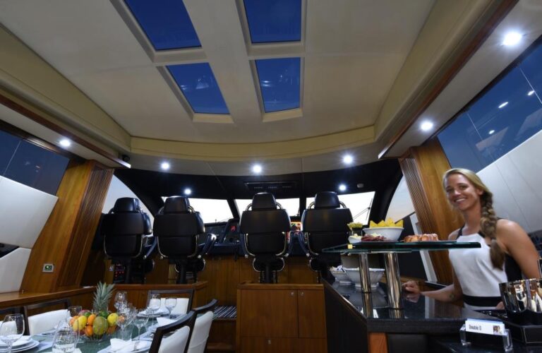 DOUBLE D - Bar on starboard