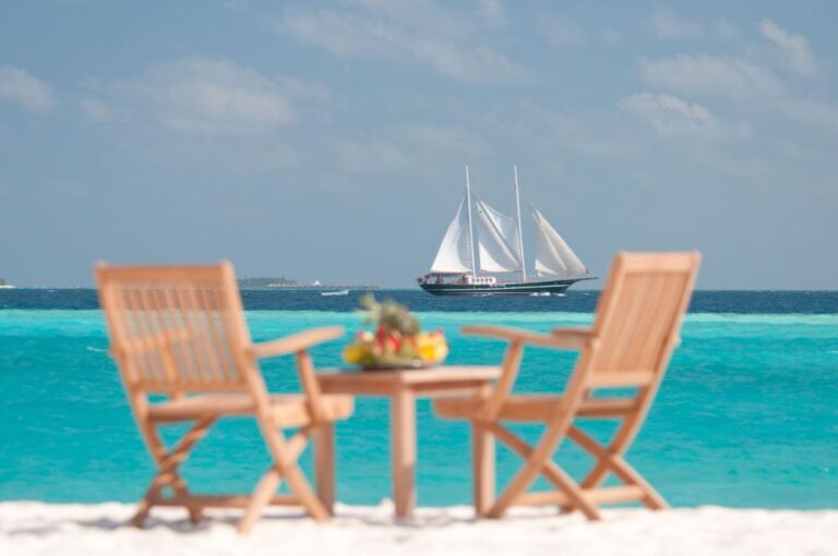 DREAM VOYAGER -  Lunch on the Beach