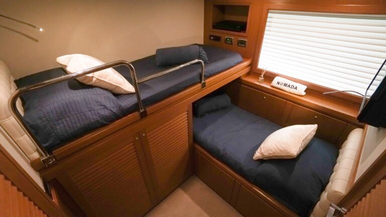 Twin bunk cabin