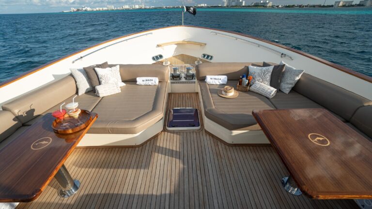 Foredeck seating and dining