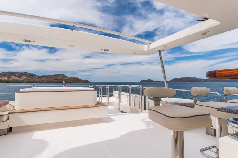 Sundecck with jacuzzi