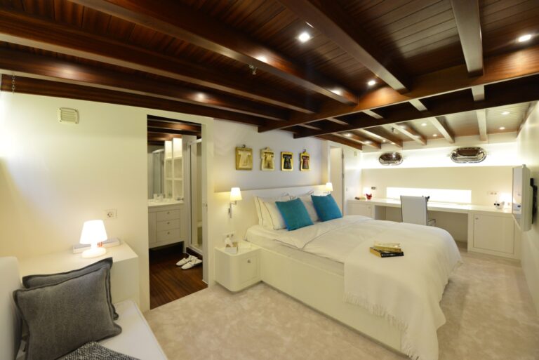 Guest cabin