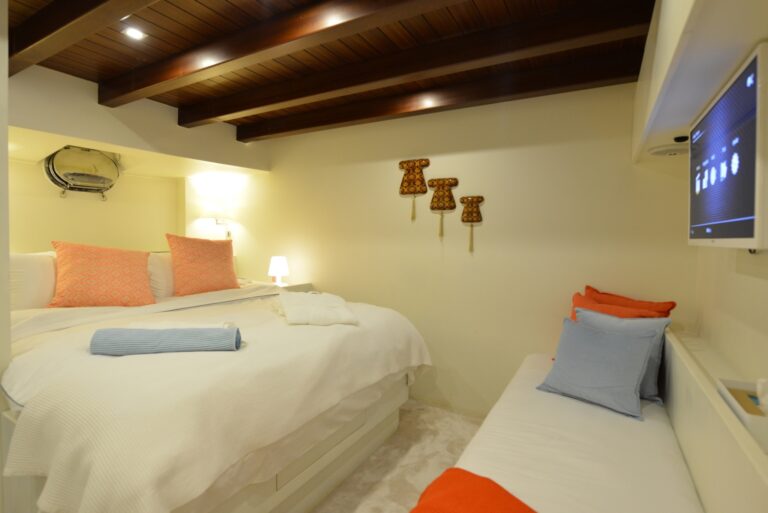 Double guest cabin