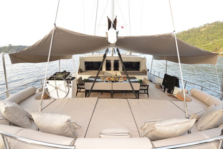 Aft deck sunpads