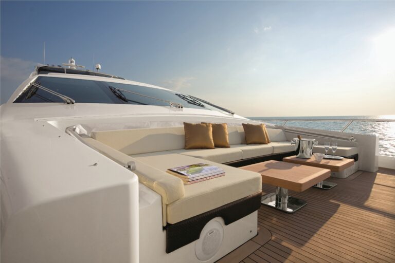 DUKE Sistership Azimut 103 S Forward Relax Area