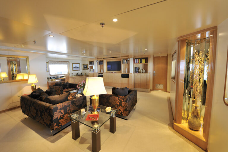 Darwin Cabin - Master Salon
