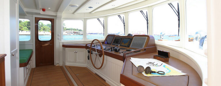 Darwin Yacht - Wheelhouse