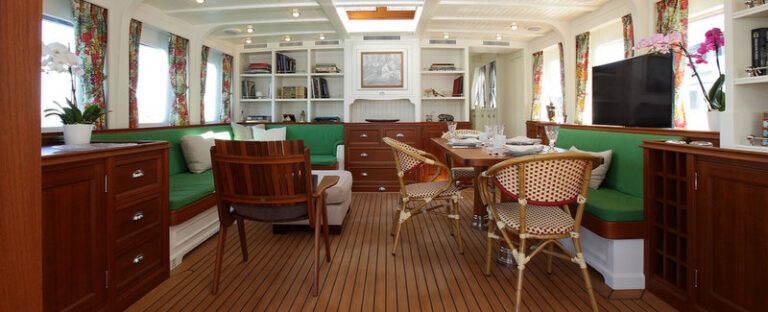 Darwin superyacht - Saloon