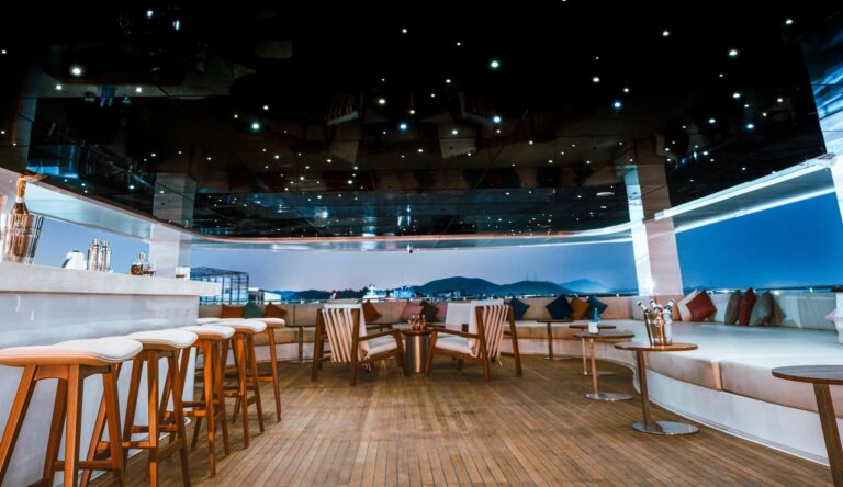 Deck Lounge and Bar