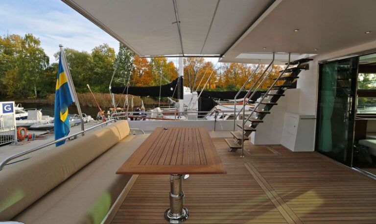 Delta 88 IPS Yacht - aft deck