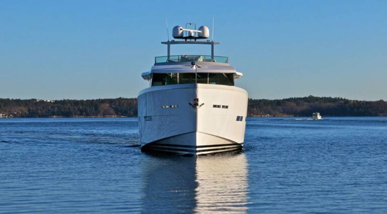 Delta 88 IPS Yacht - front view