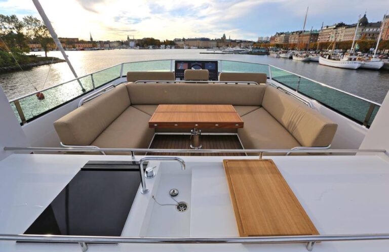 Delta 88 IPS superyacht - Flybridge