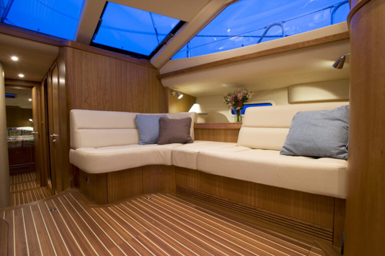 Discovery Yachts More Magic - Saloon
