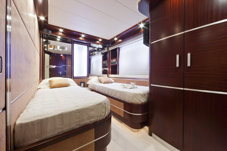 Dominator 860 -  Twin Cabin
