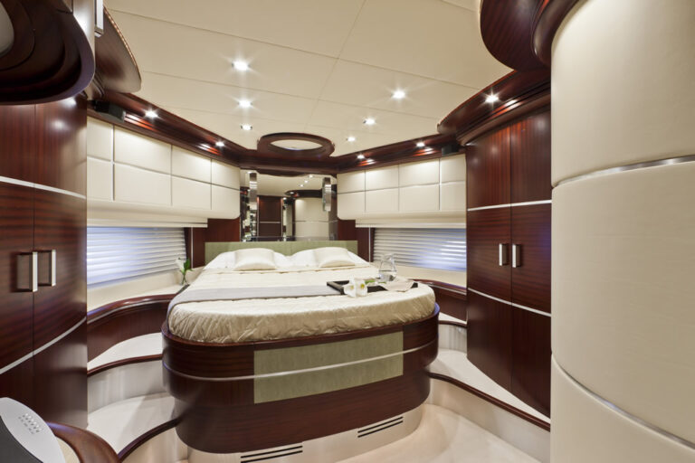 Dominator 860 -  VIP Cabin