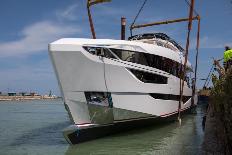 Dominator Ilumen 28M CADET V Yacht