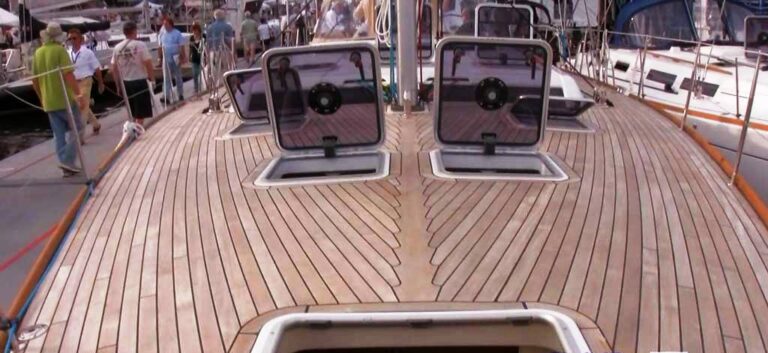 Dufour 525 - deck hatches