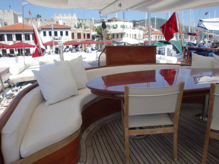 ECCE NAVIGO -  Aft Deck Seating