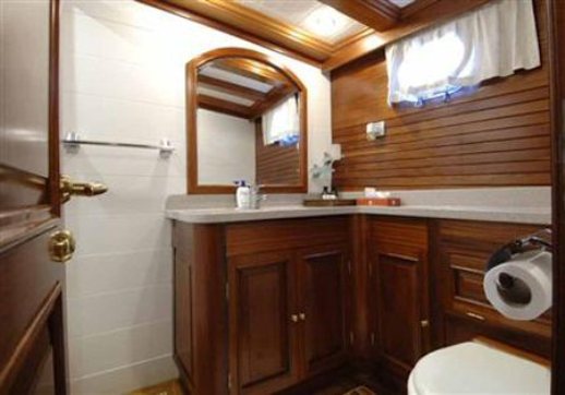 ECCE NAVIGO -  Bathroom Starboard Side