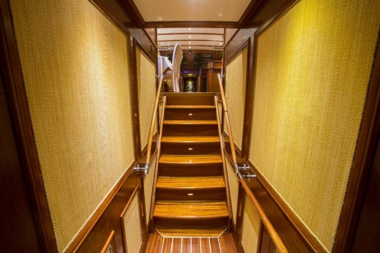 Guest cabin foyer