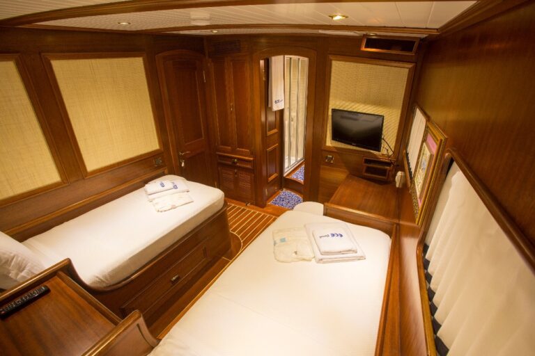 Twin guest cabin