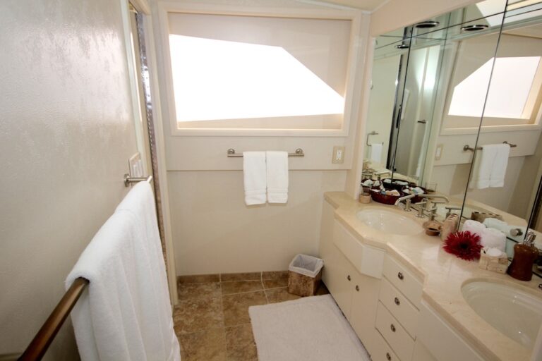EL JEFE Master bath