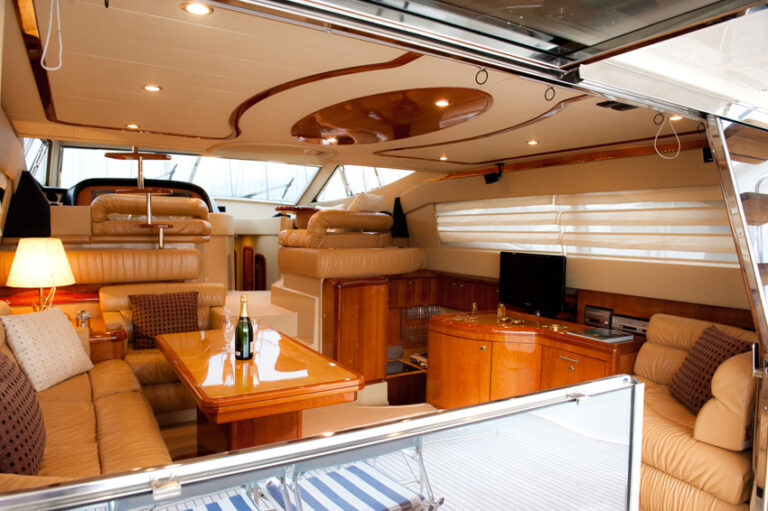 ESPERANCE III -  Salon looking forward