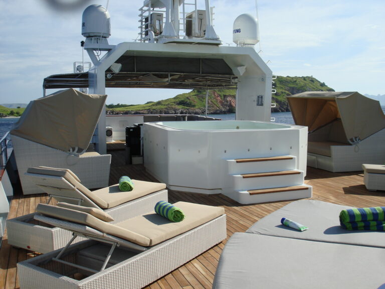 Expedition yacht SALILA -  Spa Pool on Sundeck
