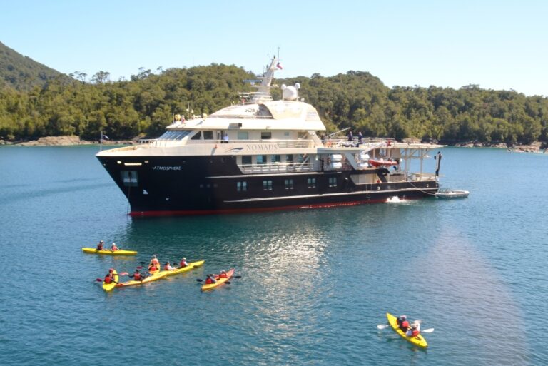 Explorer Yacht ATMOSPHERE - Kayaking