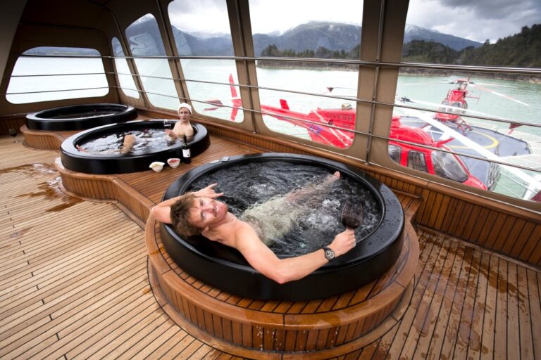 Explorer Yacht ATMOSPHERE - Spa Pool)