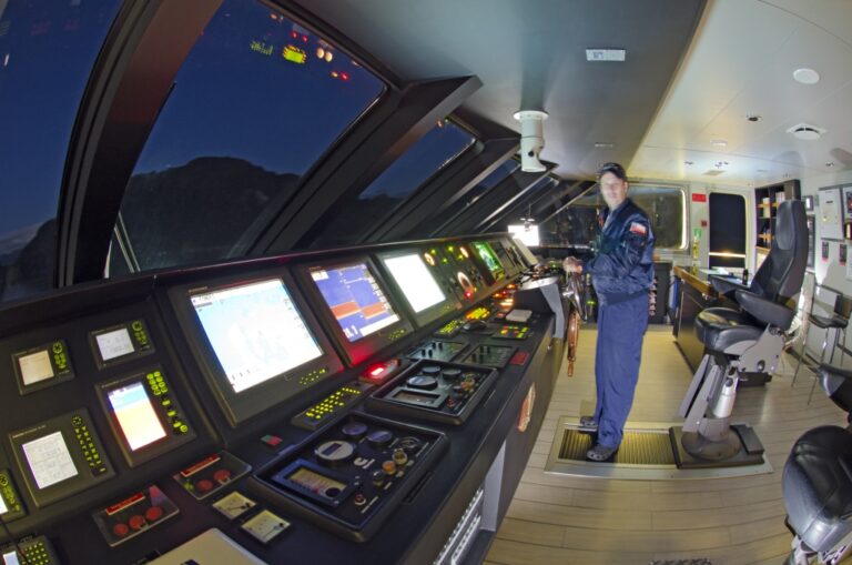 Explorer Yacht ATMOSPHERE - Wheelhouse