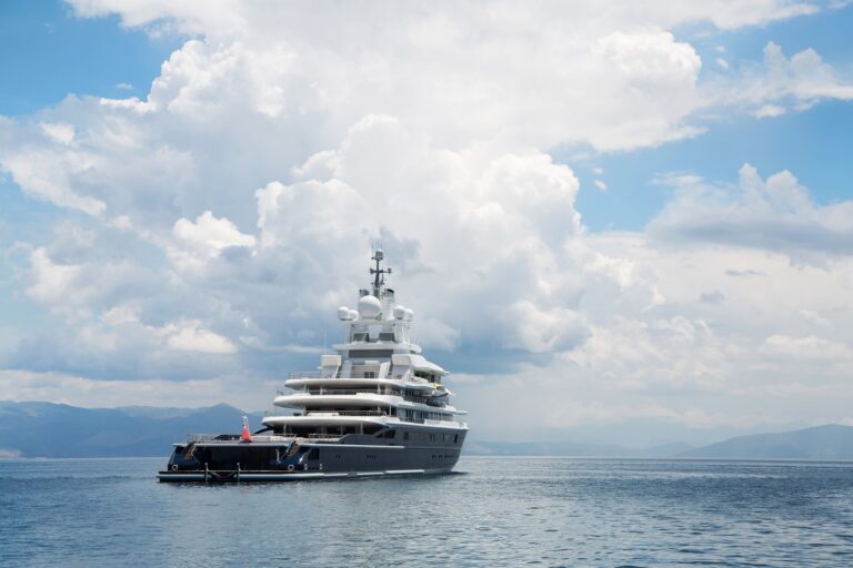 Explorer Yacht LUNA