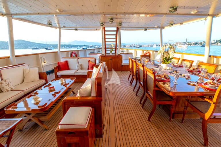 Exterio Relaxation Area With Dining