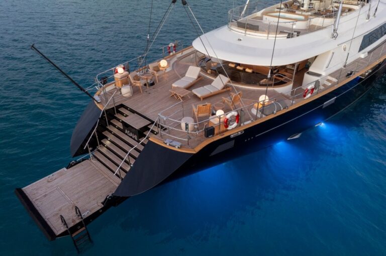 Exterior Open Sundeck With Foredeck