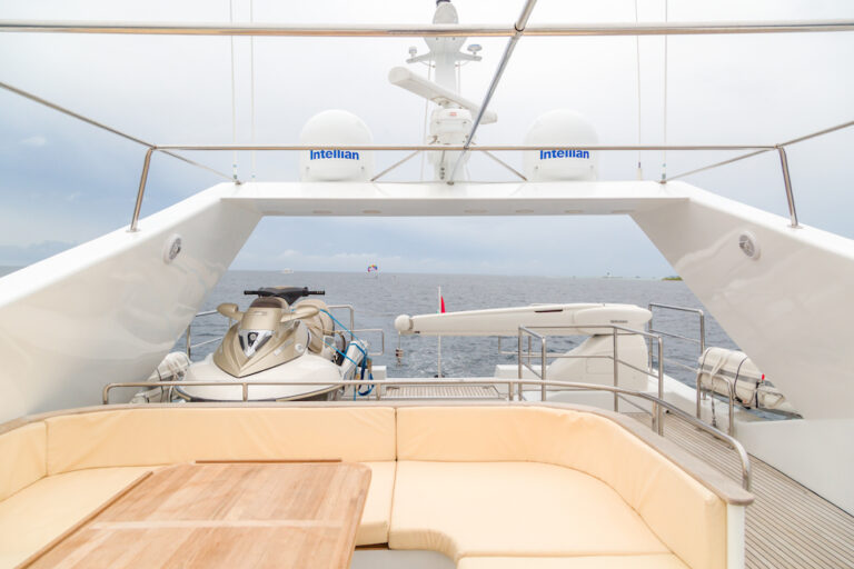 FANTOM - Sundeck view aft