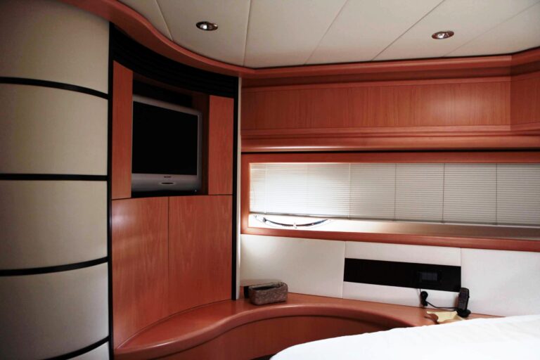 FIRE FLY - TV in Cabin