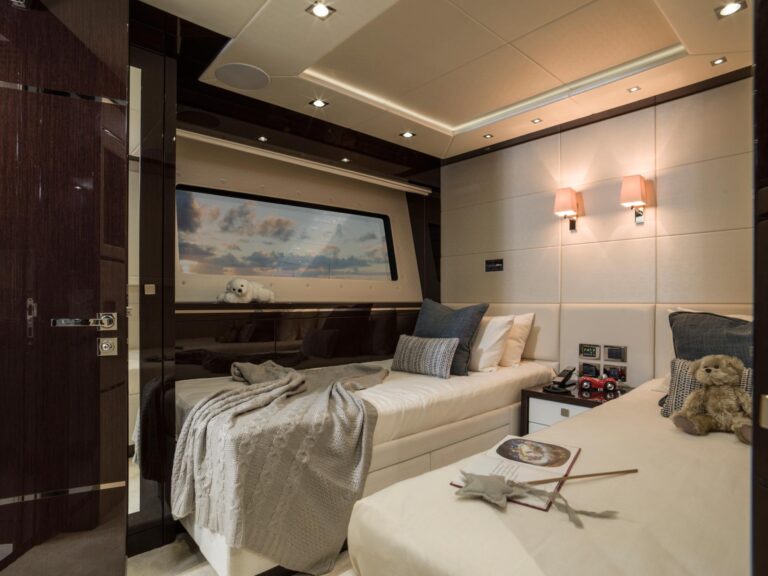 FLAUR - twin cabin with en suite facilities