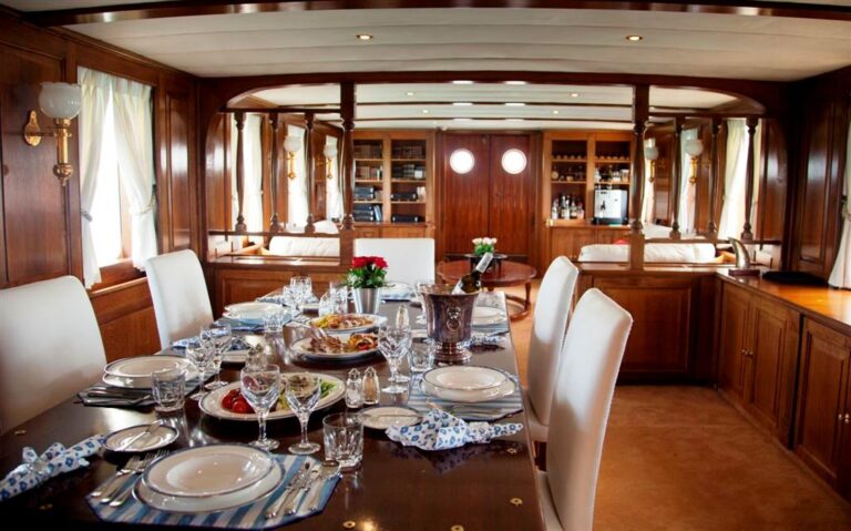 FLEURTJE -  Formal Dining