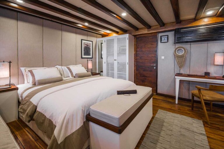 FLORES Deluxe Stateroom