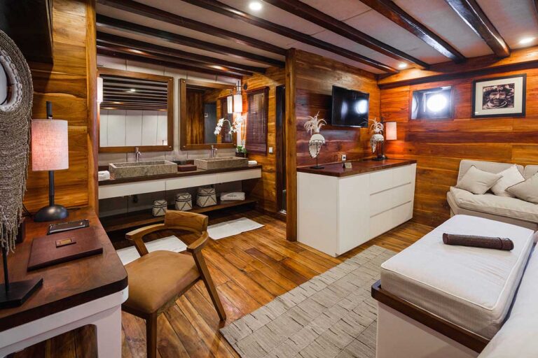 FLORES Deluxe Suite Bathroom