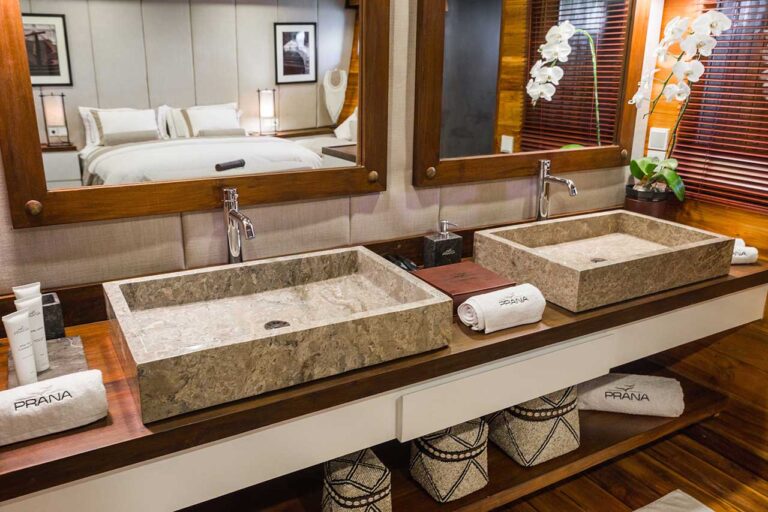 FLORES Deluxe Suite Enquite Bathroom