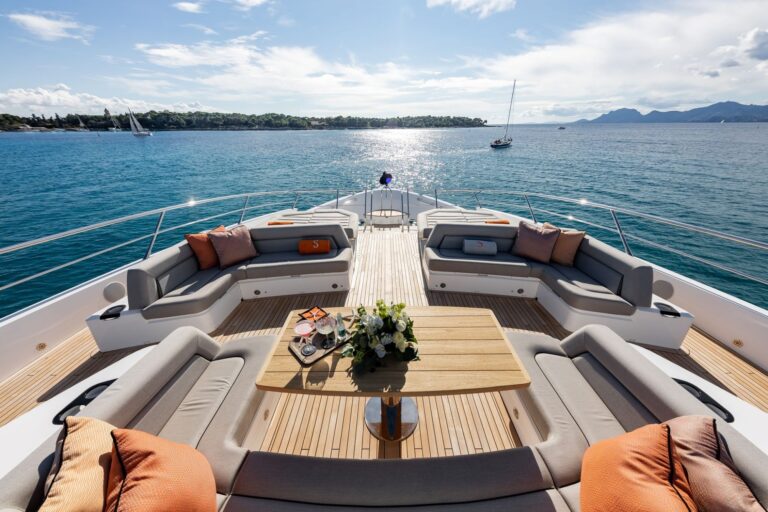 Fabulous Bow Lounge