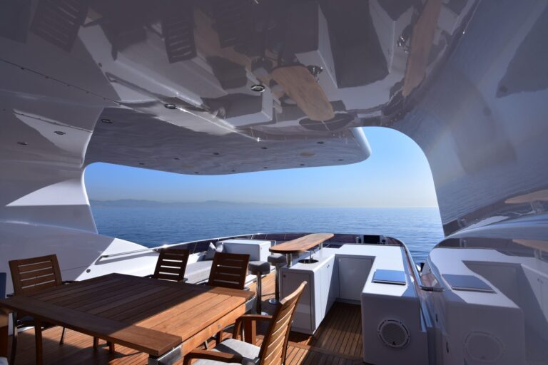 Fabulous Sundeck With Bar